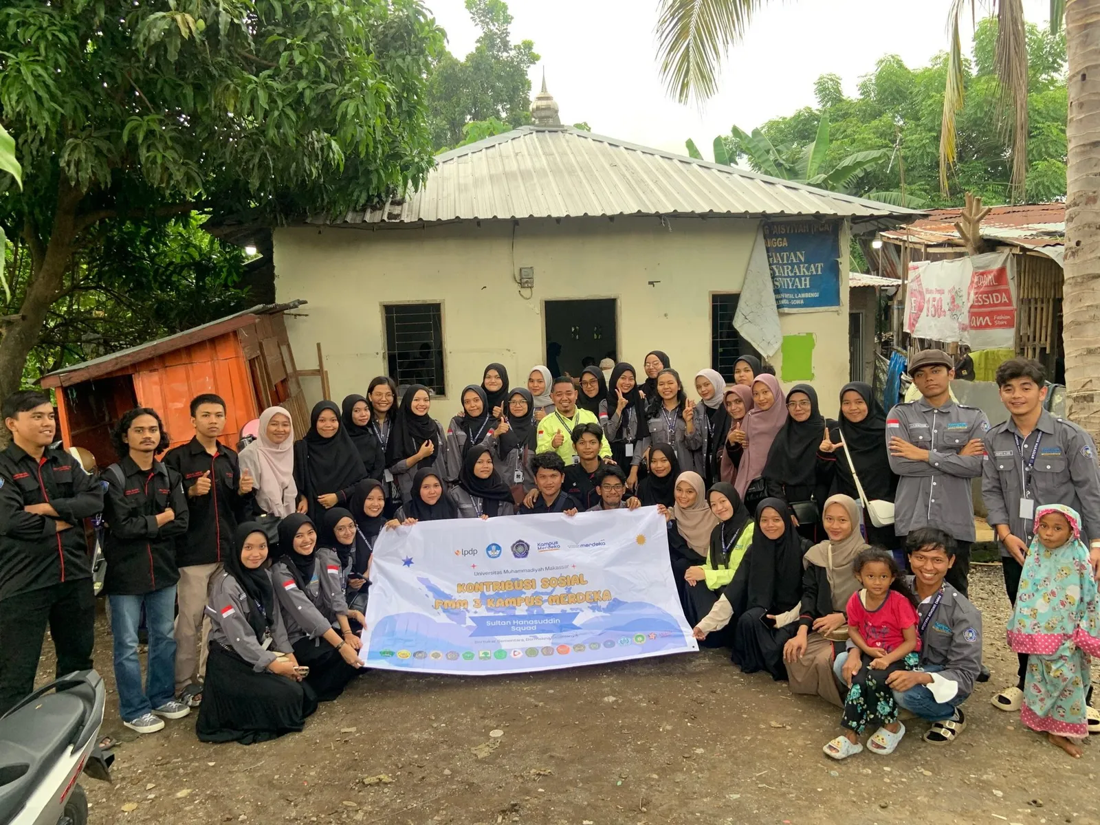 Kolaborasi Bersama, HMJ PAI Unismuh dan Peserta PMM Batch 3 Menyebarkan Sembako untuk Masyarakat Desa Taeng